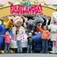 Bambini con costumi di personaggi davanti all'ingresso di Fabilandia.