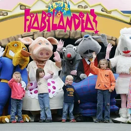 Bambini con costumi di personaggi davanti all'ingresso di Fabilandia.