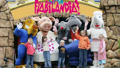 Bambini con costumi di personaggi davanti all'ingresso di Fabilandia.