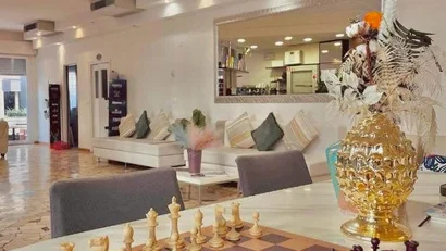 Interno moderno con tavolo da scacchi e decorazioni dorate