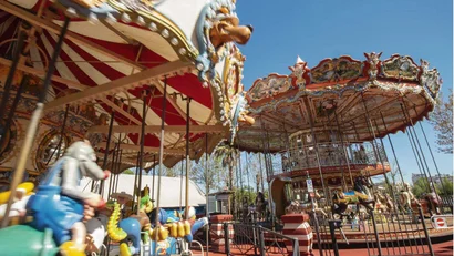 Giostra vintage colorata con cavalli e decorazioni in un parco giochi